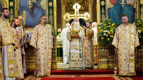 Șase arhierei au liturghisit la hramul Catedralei Mitropolitane „Sfânta Treime” din Sibiu Poza 364373