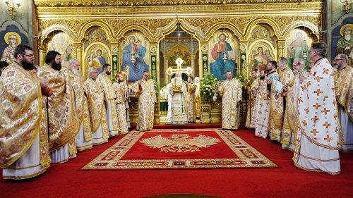 Șase arhierei au liturghisit la hramul Catedralei Mitropolitane „Sfânta Treime” din Sibiu Poza 364374