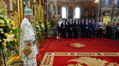 Șase arhierei au liturghisit la hramul Catedralei Mitropolitane „Sfânta Treime” din Sibiu Poza 364375