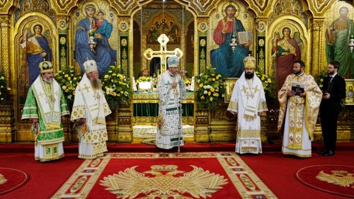 Șase arhierei au liturghisit la hramul Catedralei Mitropolitane „Sfânta Treime” din Sibiu Poza 364376