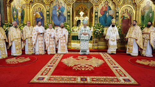 Șase arhierei au liturghisit la hramul Catedralei Mitropolitane „Sfânta Treime” din Sibiu Poza 364379