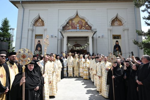 Obştea Mănăstirii Pasărea are două rugătoare în ceruri