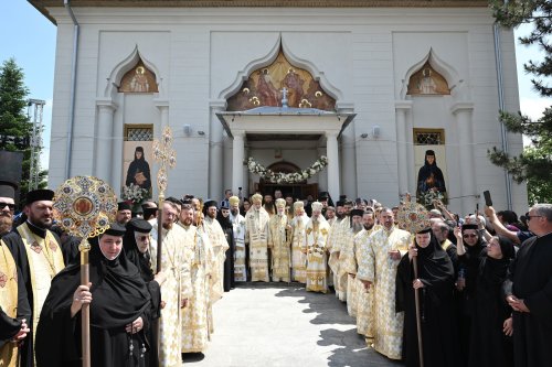 Obştea Mănăstirii Pasărea are două rugătoare în ceruri