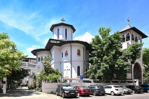 Sclipirile Luminii: Biserica „Sfânta Treime”-Militari din Bucureşti