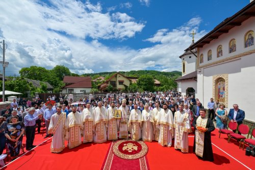 Rugăciune şi înnoire în Parohia „Sfântul Ierarh Nicolae” din Măneciu-Ungureni