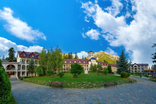 Sclipirile Luminii: Mănăstirea Caraiman din judeţul Prahova
