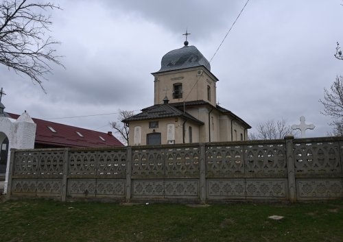 Biserica, polul binelui în comunitatea din Crucea Poza 365798