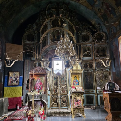 Biserica, polul binelui în comunitatea din Crucea Poza 365799