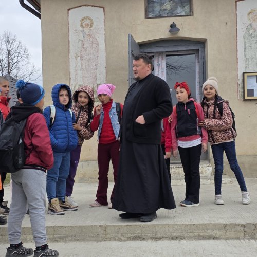 Biserica, polul binelui în comunitatea din Crucea Poza 365806