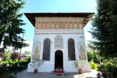 Florile credinței într-o grădină domnească