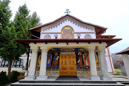 Sclipirile Luminii: Sfinţii Apostoli Petru şi Pavel