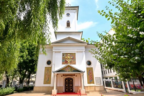 Sclipirile Luminii: Biserica „Sfântul Ilie”-Rahova din Bucureşti