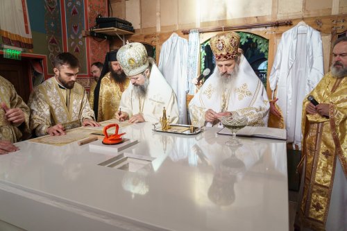 Biserica Parohiei Agafton a fost sfințită de doi ierarhi Poza 375861