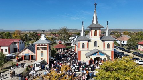 Slujba de târnosire a bisericii din Parohia Mogoșești, județul Maramureș Poza 376133