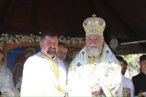 Slujba de târnosire a bisericii din Parohia Mogoșești, județul Maramureș Poza 376135