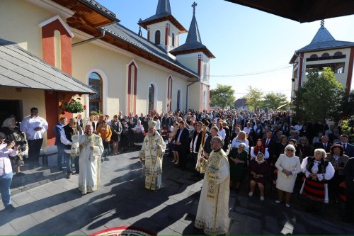 Slujba de târnosire a bisericii din Parohia Mogoșești, județul Maramureș Poza 376136
