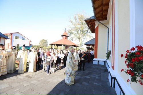 Slujba de târnosire a bisericii din Parohia Mogoșești, județul Maramureș Poza 376139