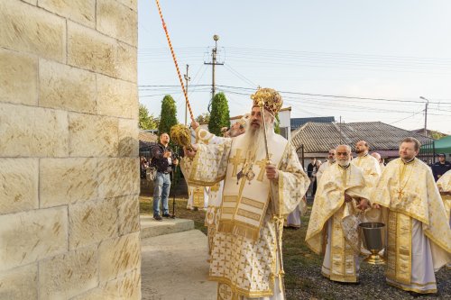 Biserica „Sfinții Împărați Constantin și Elena” - Galata din Iași a primit veșmântul sfințirii Poza 376642