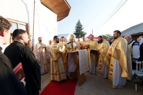 Popas de slujire şi sfinţirea bisericii unei comunităţi din Prahova