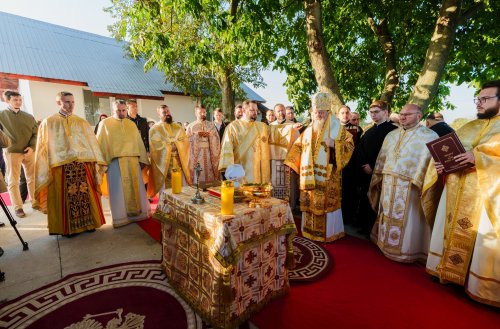 Sfinţirea bisericii unei comunităţi din Prahova