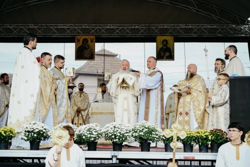 Resfințirea Bisericii „Adormirea Maicii Domnului” din Câmpia Turzii Poza 376734
