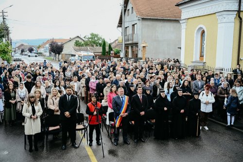 Resfințirea Bisericii „Adormirea Maicii Domnului” din Câmpia Turzii Poza 376738