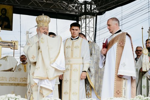 Resfințirea Bisericii „Adormirea Maicii Domnului” din Câmpia Turzii Poza 376739