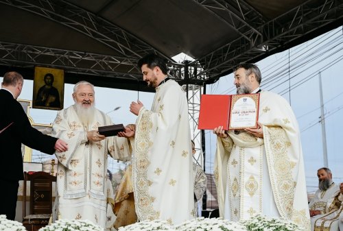Resfințirea Bisericii „Adormirea Maicii Domnului” din Câmpia Turzii Poza 376740