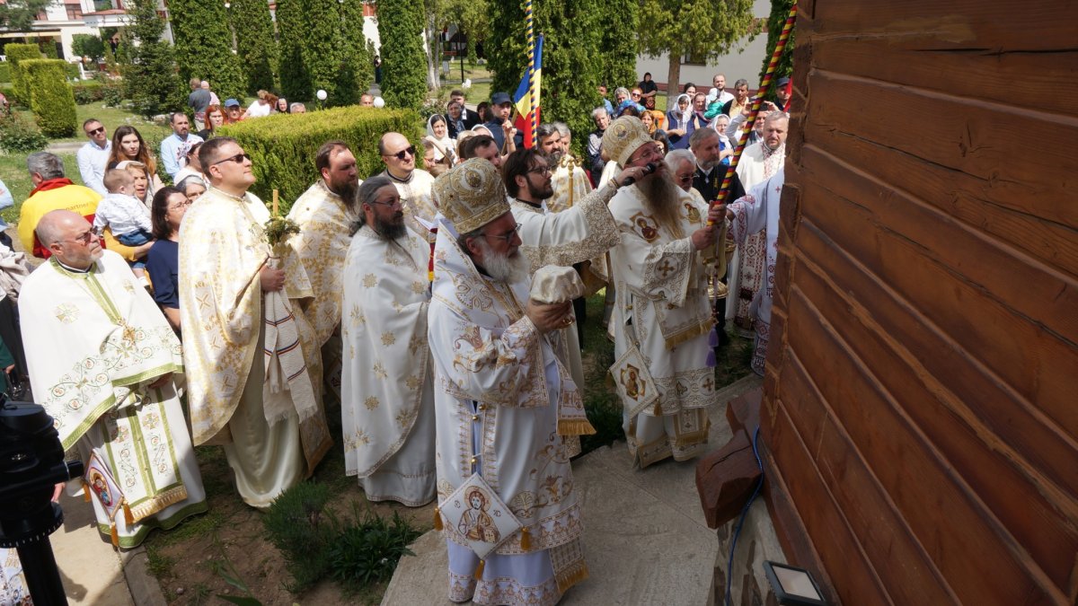 Sfințirea Bisericii Martirilor și Mărturisitorilor din temnițele comuniste la Târgu Ocna