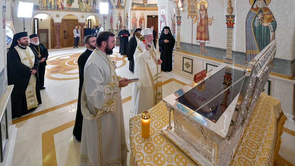 Raclă nouă pentru Mănăstirea Negru Vodă sfințită de Patriarhul României