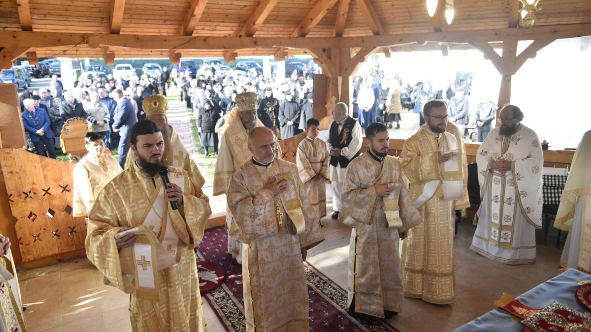 Liturghie arhierească la schitul din Şura Mare, judeţul Sibiu