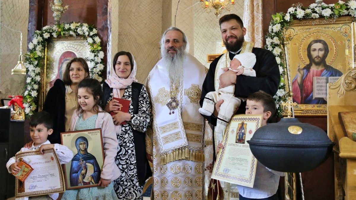 Liturghie și botez săvârșite de Mitropolitul Moldovei și Bucovinei în Parohia Curagău