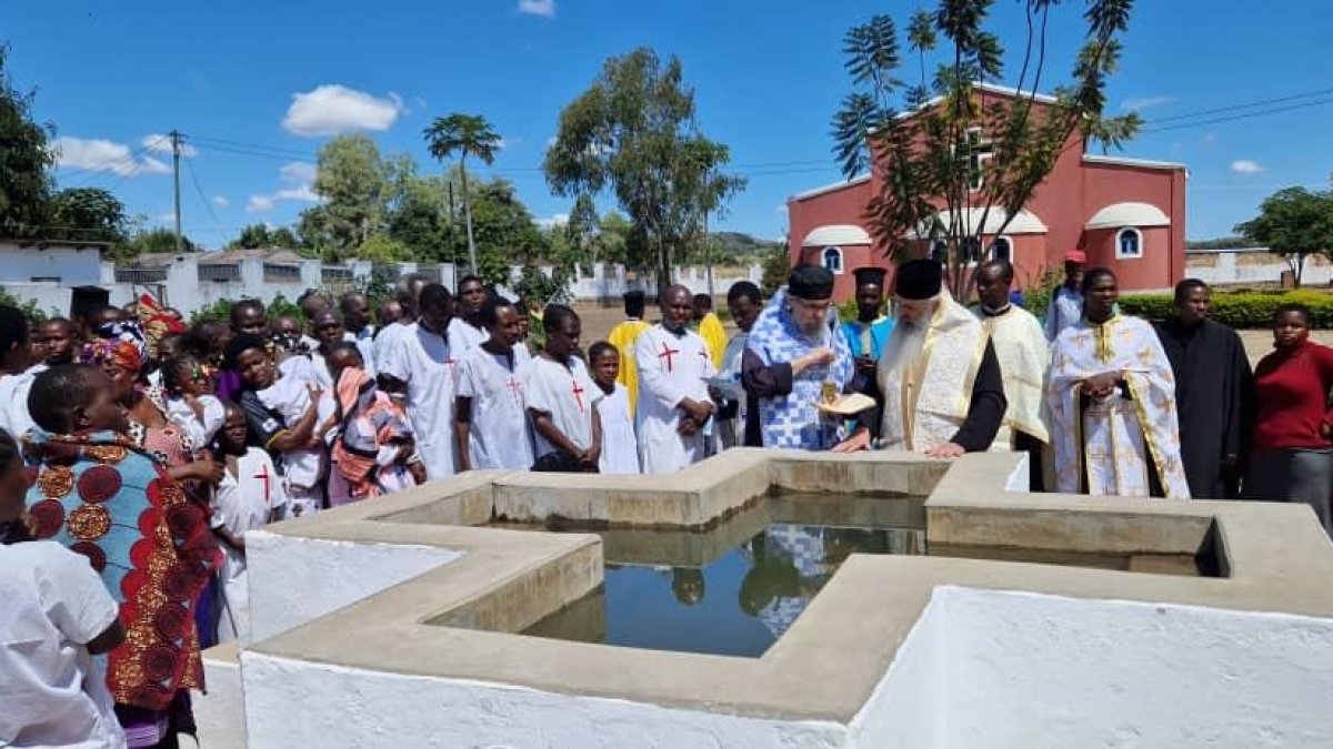 Taina Sfântului Botez pentru 227 de copii și oameni în vârstă din Tanzania