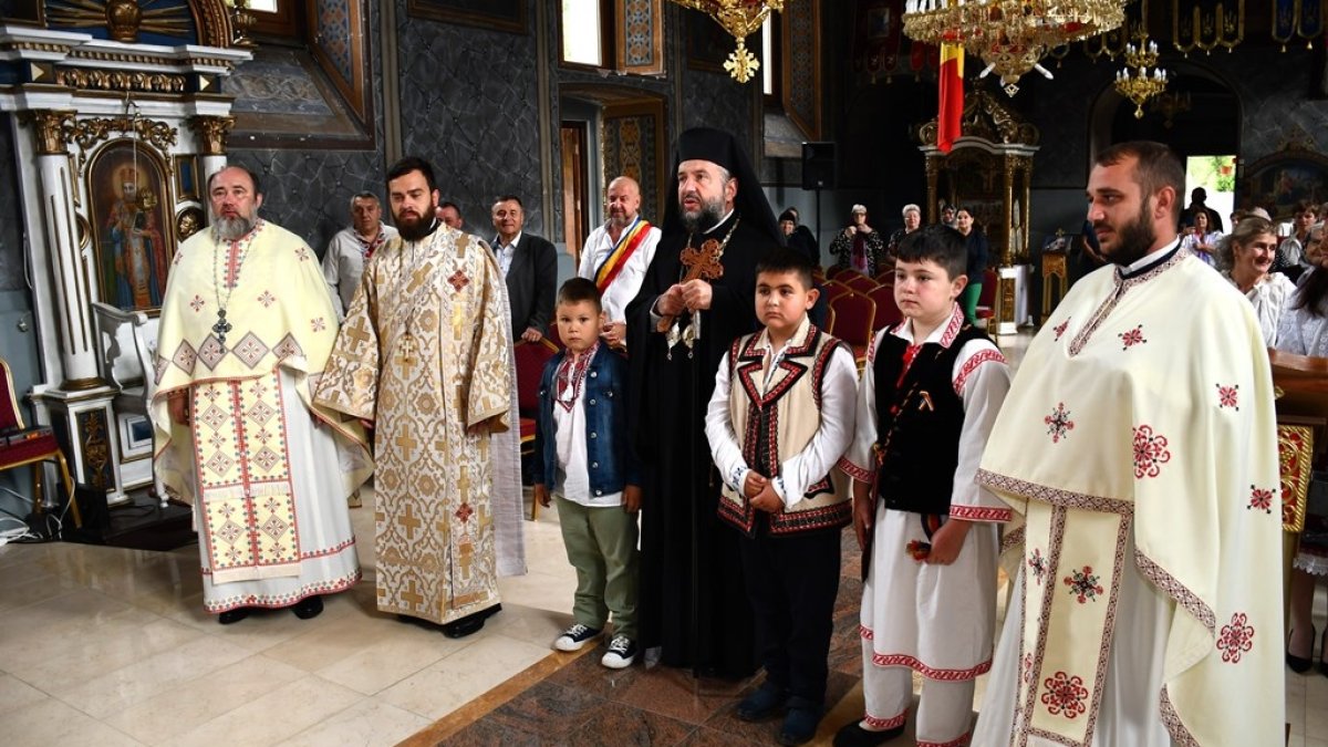 Biserica parohială de la Văliug s-a schimbat la față