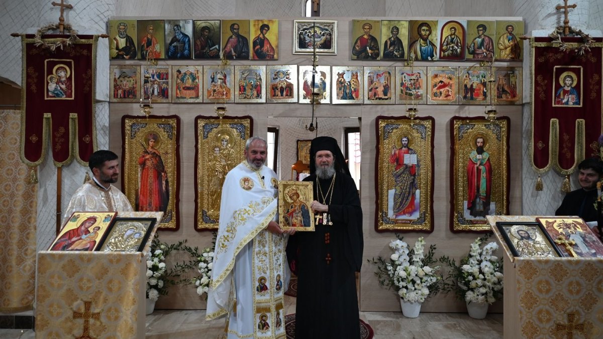 Prima Liturghie arhierească în biserica din cartierul orădean Grigorescu