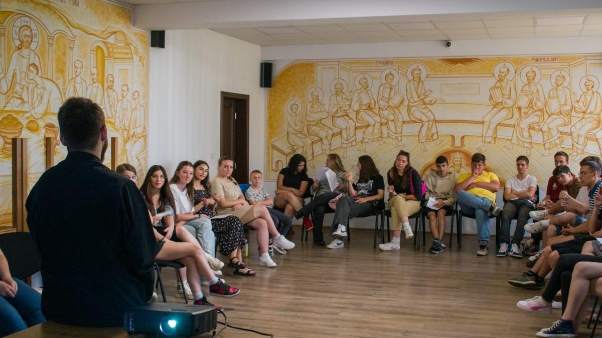Sesiune de formare pentru tinerii voluntari ai Asociației Patmos din Onești