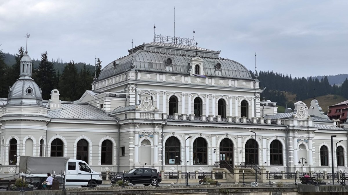 La Vatra Dornei, o clădire-simbol dezmorțește orașul