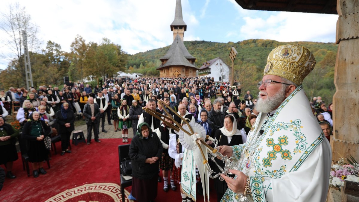 Mii de credincioşi la hramul Schitului Strâmtura