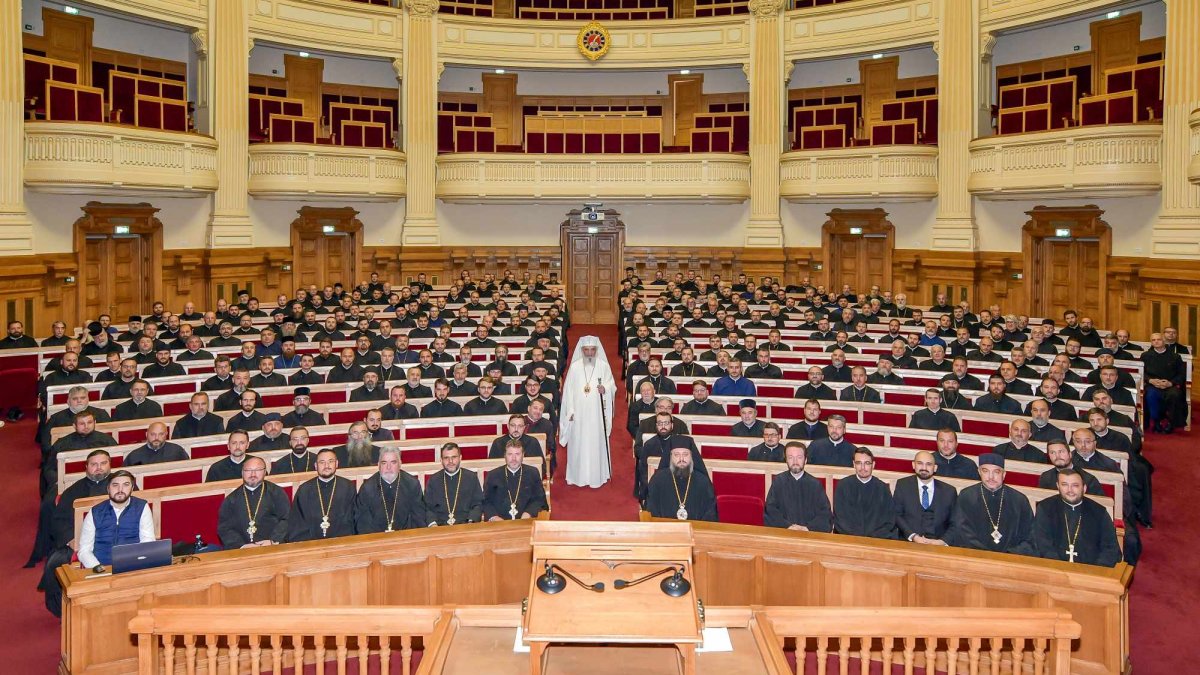 Clericii prahoveni s-au reunit la Palatul Patriarhiei