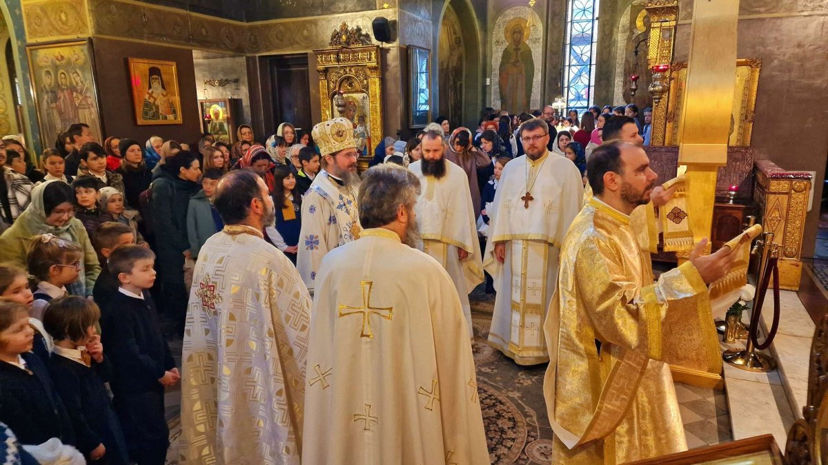 Episcopul Europei de Nord, la o biserică din Capitală