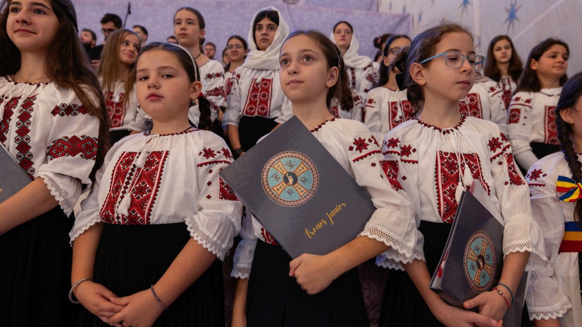 Punct de vedere referitor la interpretarea piesei „Avem o țară” de către Grupul „Tronos Junior”