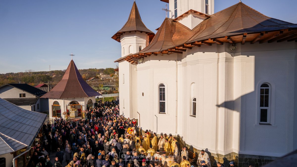 Resfințirea bisericii Parohiei Pleșești din județul Suceava