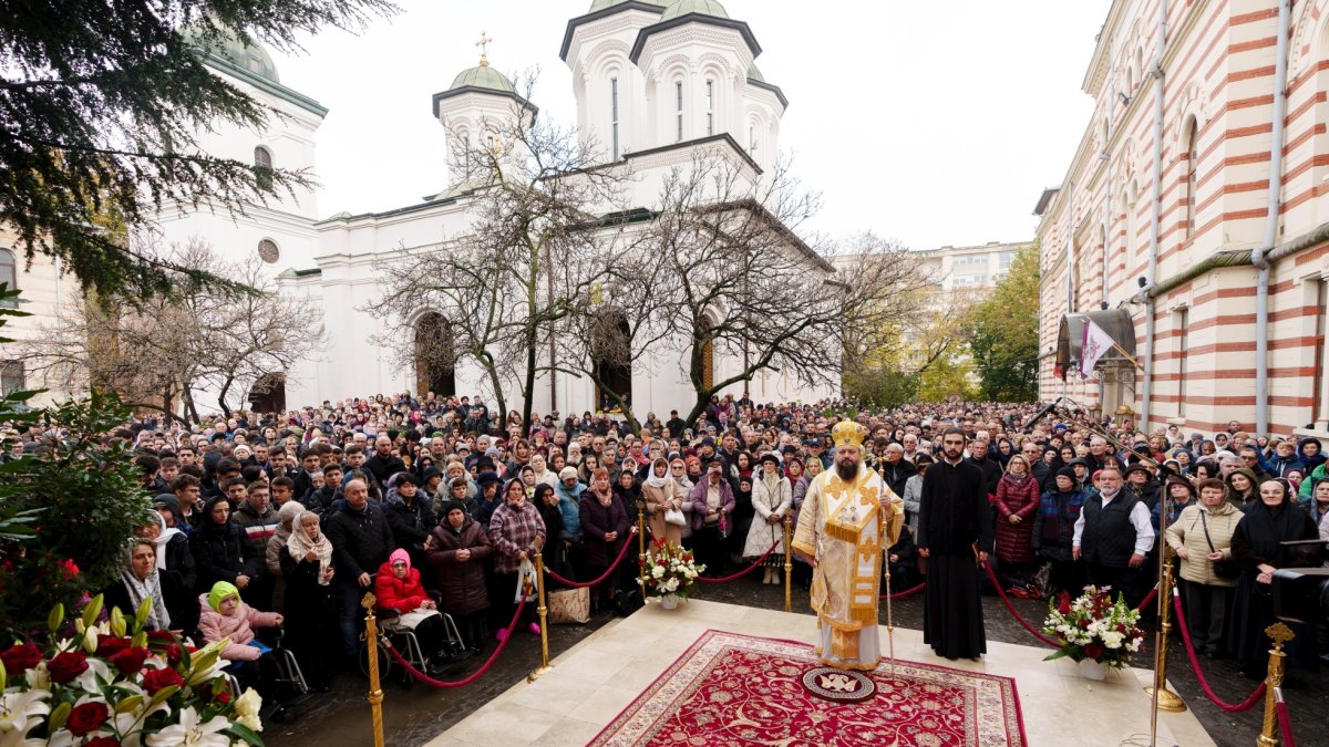 Râuri de evlavie către ierarhul tămăduitor de la Eghina