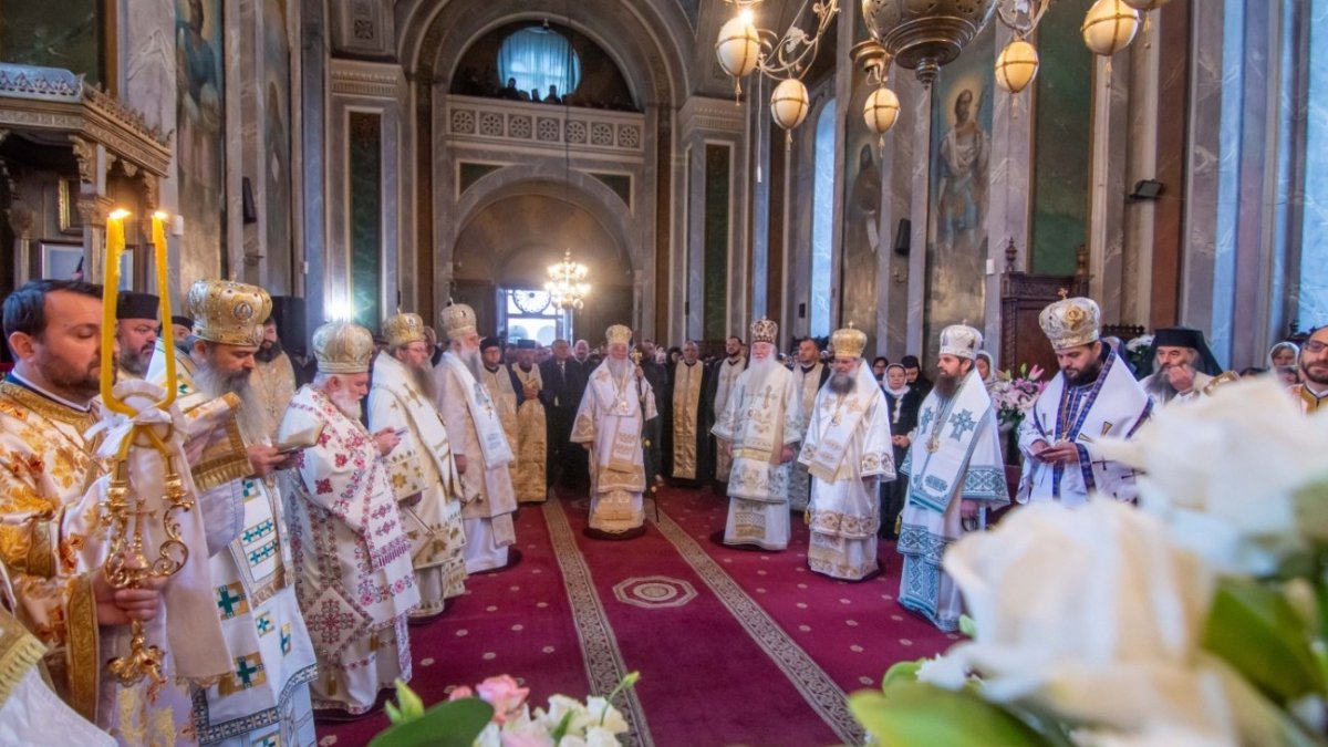 Mulțime de credincioși sub ocrotirea Sfântului Grigorie Decapolitul