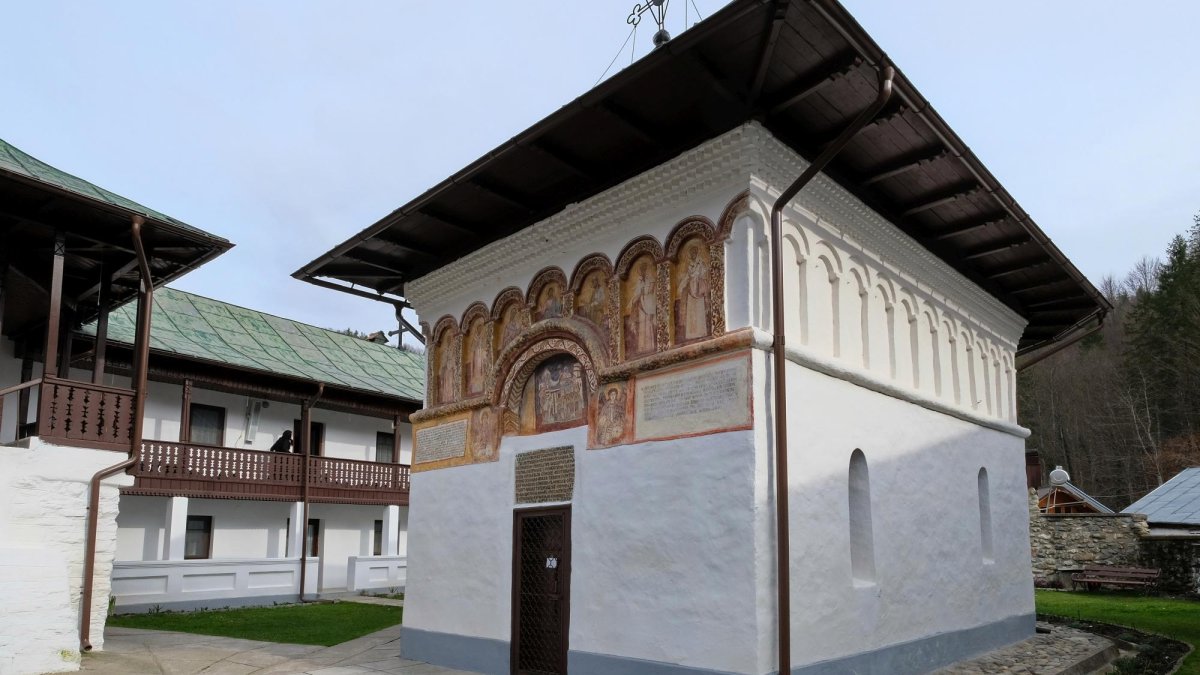 Sclipirile Luminii: Schitul „Sfântul Antonie” de la Iezer - Vâlcea