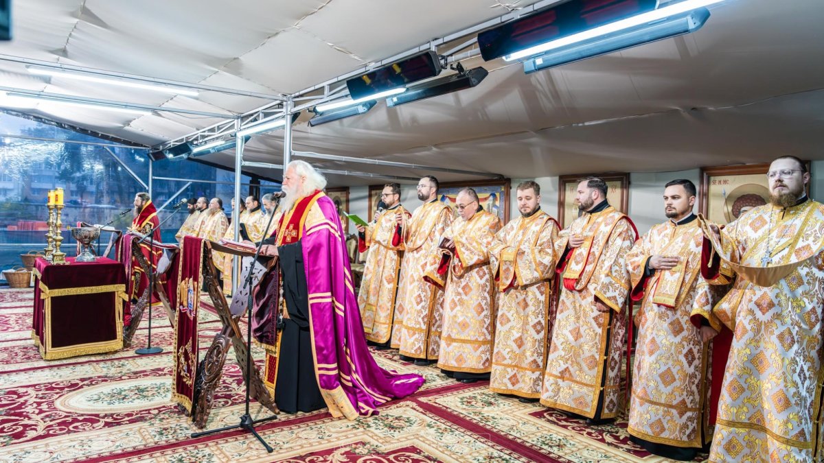 Taina Sfântului Maslu de obște, săvârșită de cei doi ierarhi ai Arhiepiscopiei Sucevei și Rădăuților