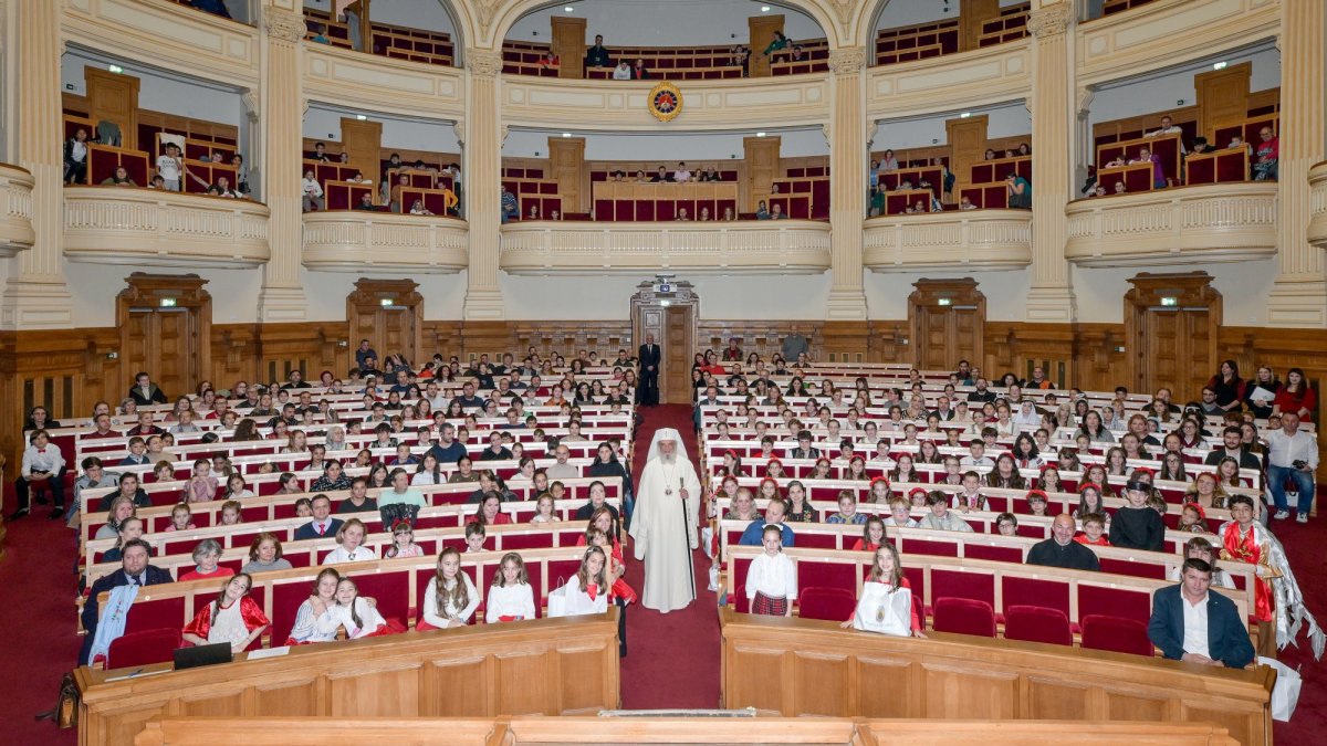 „Sfântul Nicolae în mijlocul copiilor” pe Colina Bucuriei