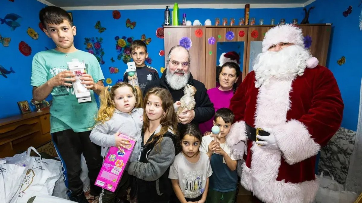 Caravana „Dar de Crăciun” colindă cele mai modeste case ale eparhiei