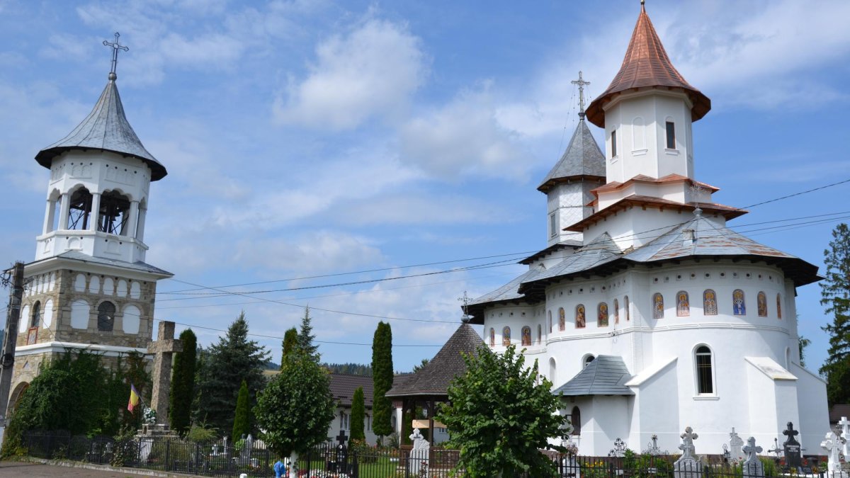 Biserica albă de pe Valea Suhăi