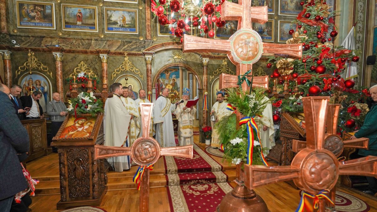 Sfințirea noilor cruci la Biserica „Sfântul Ierarh Nicolae” din Sângeorz-Băi